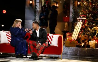 Kelly Clarkston and John Legend perform new version of "Baby, It's Cold Outside"