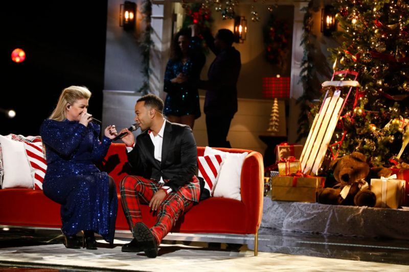 Kelly Clarkston and John Legend Singing Baby It's Cold Outside